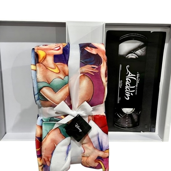 Disney Aladdin Retro VHS Boxed Silk Touch Classic Throw Blanket - Picture 6 of 6